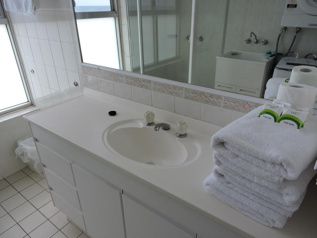 President Holiday Apartments - Absolute Beachfront โกลด์โคสต์ ภายนอก รูปภาพ