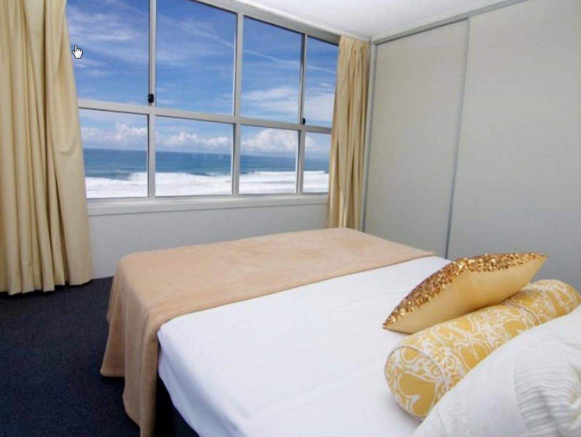 President Holiday Apartments - Absolute Beachfront โกลด์โคสต์ ภายนอก รูปภาพ