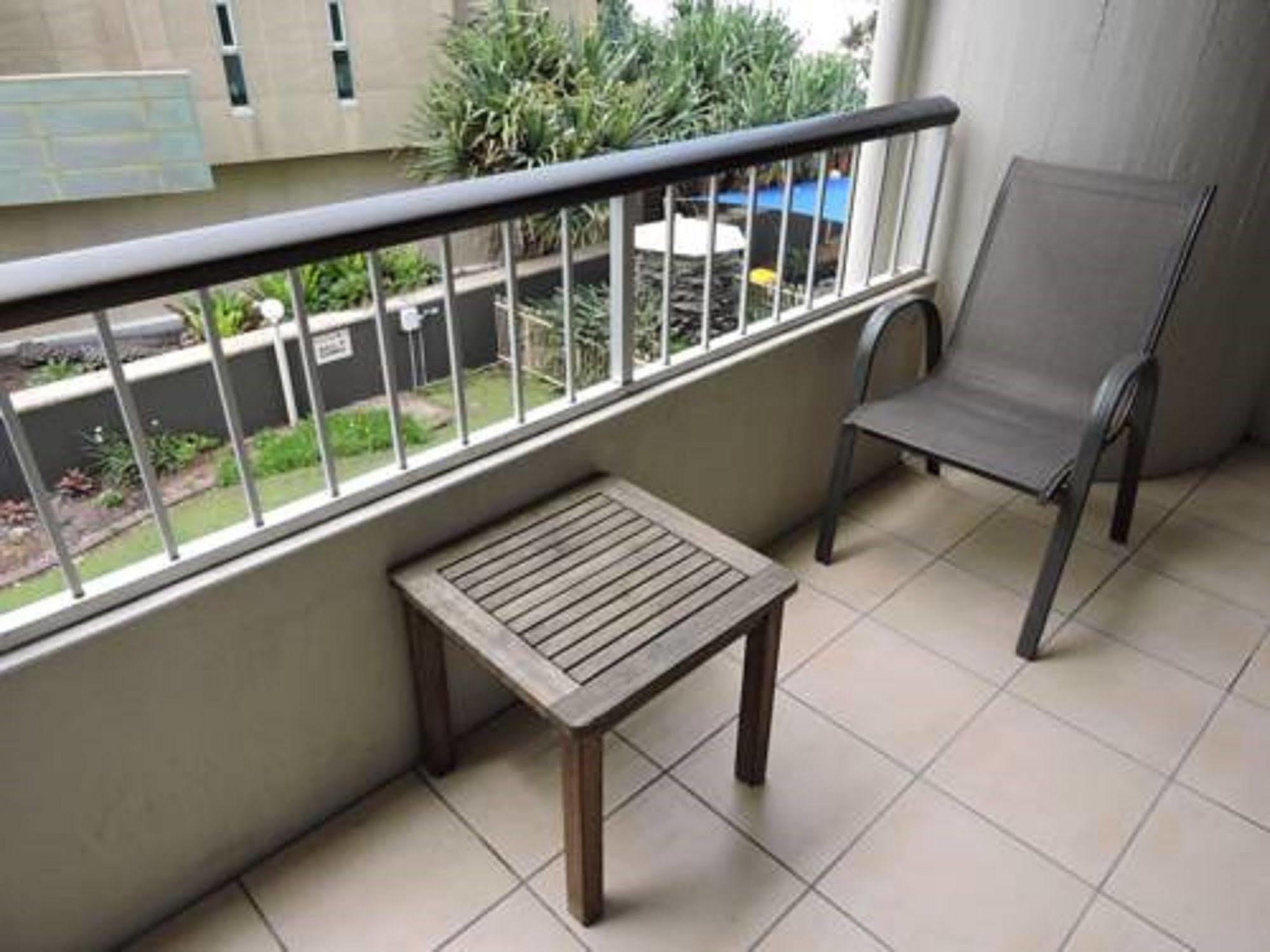 President Holiday Apartments - Absolute Beachfront โกลด์โคสต์ ภายนอก รูปภาพ